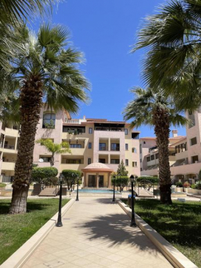 Townhouse with pool 5 minute walk to beach